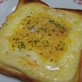 korochiro's cooksnap of when they made 簡単おいしいハムチーズエッグトースト.