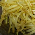 ちゅんりく's cooksnap of when they made やべぇよ万能。もやしバターカレー炒め.