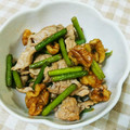 ＊れいぴん＊'s cooksnap of when they made にんにくの芽とクルミと豚肉の炒めもの.