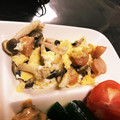 qoouru's cooksnap of when they made きのことウインナーのいりたまご✿.