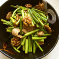 tottokoc's cooksnap of when they made にんにくの芽とクルミと豚肉の炒めもの.