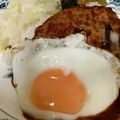 とまとま１０'s cooksnap of when they made なんちゃってハンバーグ(ロコモコ)丼.