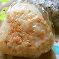 のんのんSTELLA's cooksnap of when they made 胡麻香る子ども大好き鮭マヨオイルおにぎり.