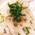 tomitomico's cooksnap of when they made 大根と新玉ねぎの梅シソサラダ.