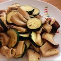 まおにゃん426's cooksnap of when they made 10分！きのことズッキーニのバター醤油.
