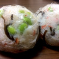 nerukoma's cooksnap of when they made 塩昆布と桜えびで枝豆。のおにぎり.