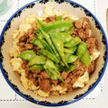 ＠るっこ's cooksnap of when they made 合挽き肉とフワフワ卵きぬさやのそぼろ丼♪.