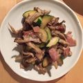 Tomomims's cooksnap of when they made 簡単☆舞茸とズッキーニのベーコン炒め.