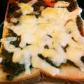 yoshi02's cooksnap of when they made ジェノベーゼソースで本格食パンピザに！.