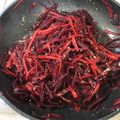 ★みーちゃんママ★'s cooksnap of when they made 赤ビーツとにんじんのきんぴら.