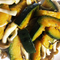 ちづりんも's cooksnap of when they made かぼちゃとしめじ◎ハーブソルト炒め.