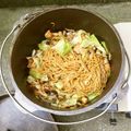 unbobo51's cooksnap of when they made 超簡単美味いダッチオーブン焼きそば.