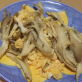 きらり流れ星's cooksnap of when they made 舞茸と卵のガーリック炒め.