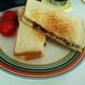 akilondon's cooksnap of when they made フライドオニオン★ホットサンド.