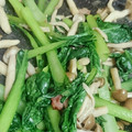 mamoon's cooksnap of when they made 小松菜としめじとベーコンのガーリック炒め.