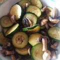 クックV61B91☆'s cooksnap of when they made 簡単！ズッキーニと舞茸の麺つゆ炒め.