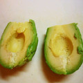 うさうさぼん2's cooksnap of when they made 簡単5分◎アボカドの皮とタネを上手にとる.