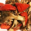 ＊にょにょん＊'s cooksnap of when they made 舞茸とトマトのにんにくドレッシング炒め.