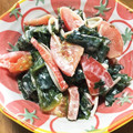 YUKIKI☆'s cooksnap of when they made 簡単☆わかめとカニカマとトマトのサラダ.