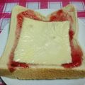 ♥まる's cooksnap of when they made 絶品コンビ☆いちごジャムチーズトースト.