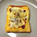 sato3★'s cooksnap of when they made 卵半熟が旨いマヨ☆ケチャ☆チーズトースト.