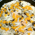 Yurinnko♩'s cooksnap of when they made 簡単＆節約♫きのこと鮭の炊き込みご飯.