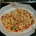 tsumusio's cooksnap of when they made 鶏むね肉とズッキーニの簡単ピザ.