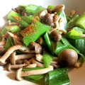 ruricom's cooksnap of when they made キノコと長ネギの炒め物.