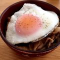 Nekozame's cooksnap of when they made 豚バラと目玉焼きのどんぶり.