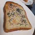 よちりん's cooksnap of when they made おやつに♪練乳黒ごまトースト.