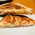 チャックねこ☆'s cooksnap of when they made 旨ウマ♪ベーコンとポテサラのホットサンド.