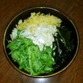 よよっち♪'s cooksnap of when they made 簡単ランチ☆春菊とわかめのたぬきうどん.