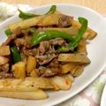 おっちむ＊'s cooksnap of when they made にんにくの芽とじゃが芋・牛肉の炒めもの.