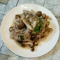 ♡ま➖ゆ♡'s cooksnap of when they made ネギ塩レモンダレで豚肉ときのこ炒め.