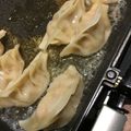 わたるんママ's cooksnap of when they made ホットプレートで肉汁がヤバイ♡焼き餃子.