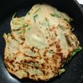まめtan's cooksnap of when they made 混ぜるだけの巨大おやき「にらせんべい」.