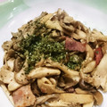 ねこ♪たま's cooksnap of when they made 簡単 きのことベーコンのガーリック炒め.