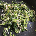 ギン’sキッチン's cooksnap of when they made 簡単❤かぶの葉とシラスのにんにく炒め.