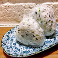 雛鳥と親鳥's cooksnap of when they made 青のりとしらす　黒ごまおにぎり.