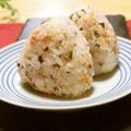 ももいろさくら's cooksnap of when they made 大葉としゃけの♪簡単♪おにぎり.