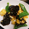 とにーにょ's cooksnap of when they made スナップえんどうと生きくらげの卵炒め.