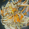 よぉぎゅると's cooksnap of when they made 大根と人参の皮キンピラ.