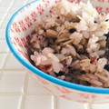 雛鳥と親鳥's cooksnap of when they made 塩麹でえのきの炊き込みご飯.
