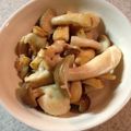 ルル吉's cooksnap of when they made 鶏皮としめじでおつまみ.