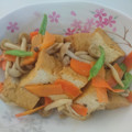 yysam's cooksnap of when they made 厚揚げとしめじと人参の炒め物.