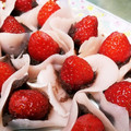 さくらブロッサム's cooksnap of when they made 桜餅の皮で♡花咲く♪苺大福風の和スイーツ.