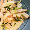 豆もちお's cooksnap of when they made 簡単♪海老と豆苗エリンギのバター醤油炒め.