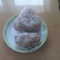 ラリー＆サラ's cooksnap of when they made ゆかりと鮭フレークのおにぎり.
