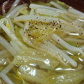 TaniYuri's cooksnap of when they made 【農家のレシピ】もやしとレタスのスープ.