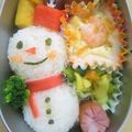 chacoboco's cooksnap of when they made 簡単！雪だるまのおにぎり キャラ弁.